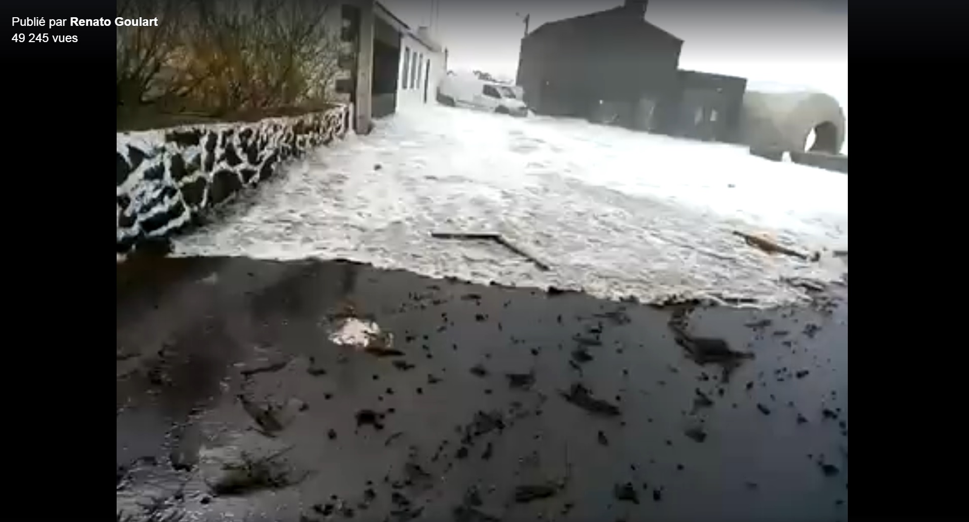 Vagues envahissent lîle de Pico aux Açores Février 2017