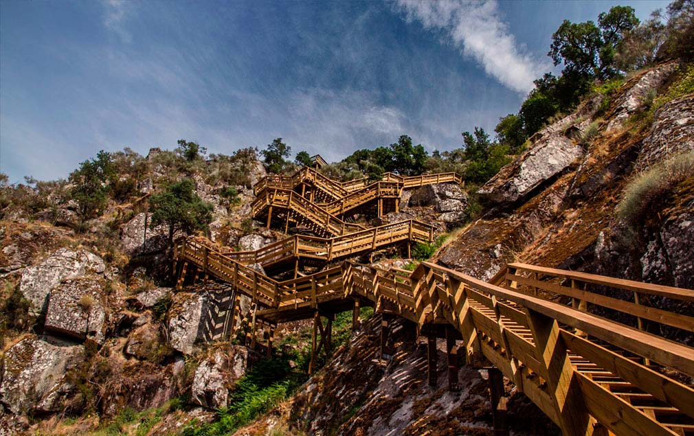 Chemin et passerelles de randonnée sur le rio Paiva