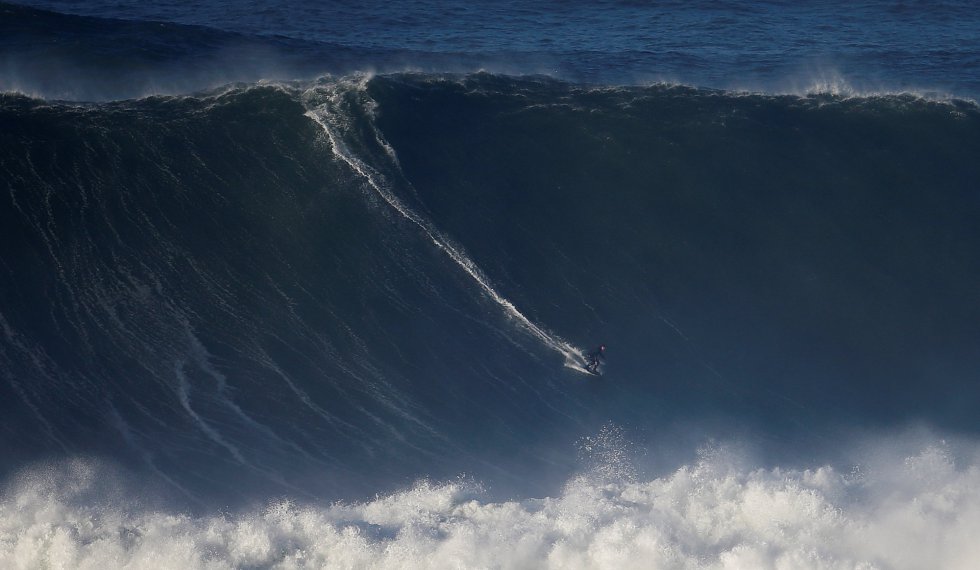 Compétition de vagues gigantesques au Portugal à Nazaré