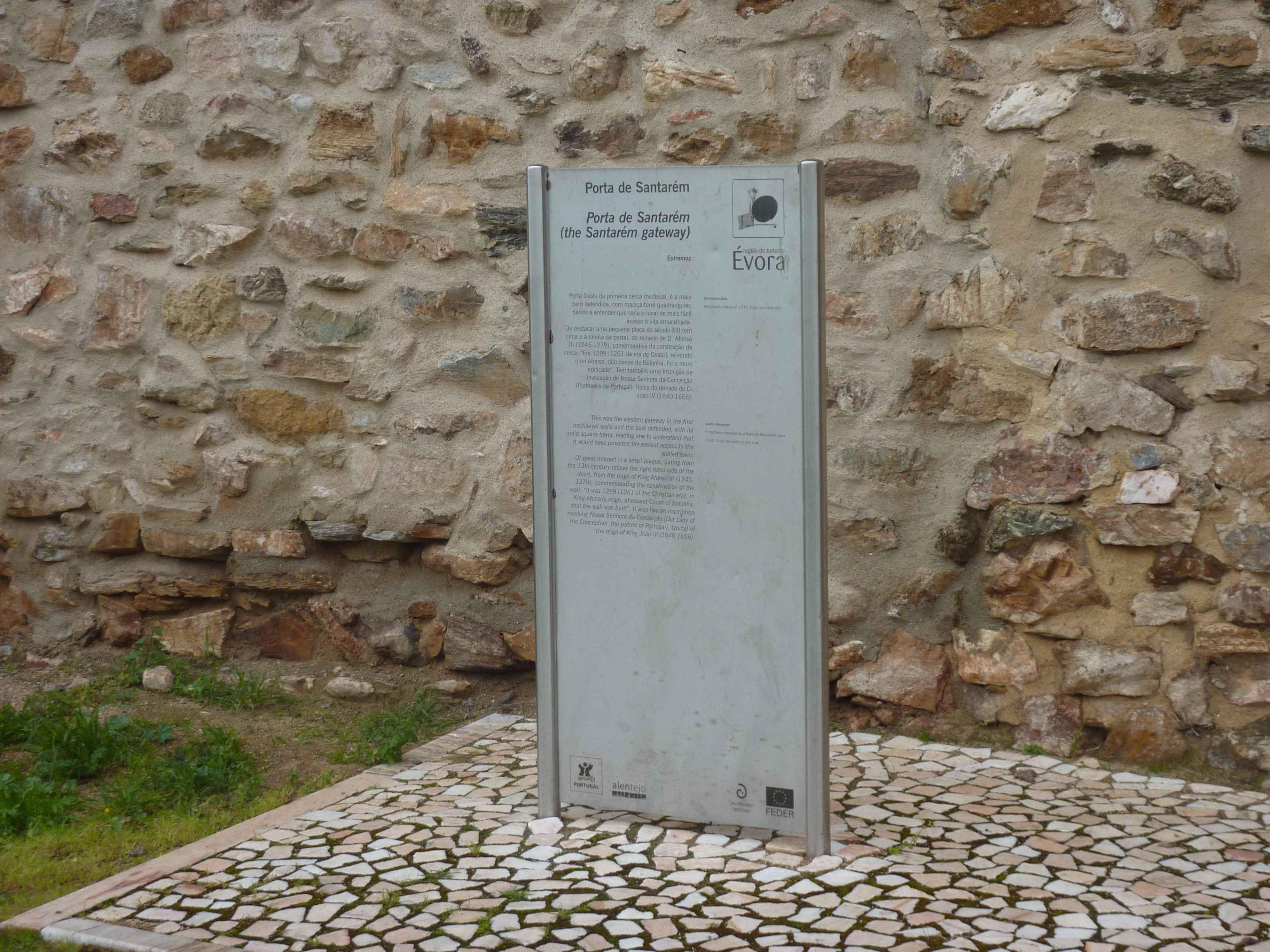 Photos de La Porte De Santarem Pour Penetrer Dans Le Chateau De Estremoz