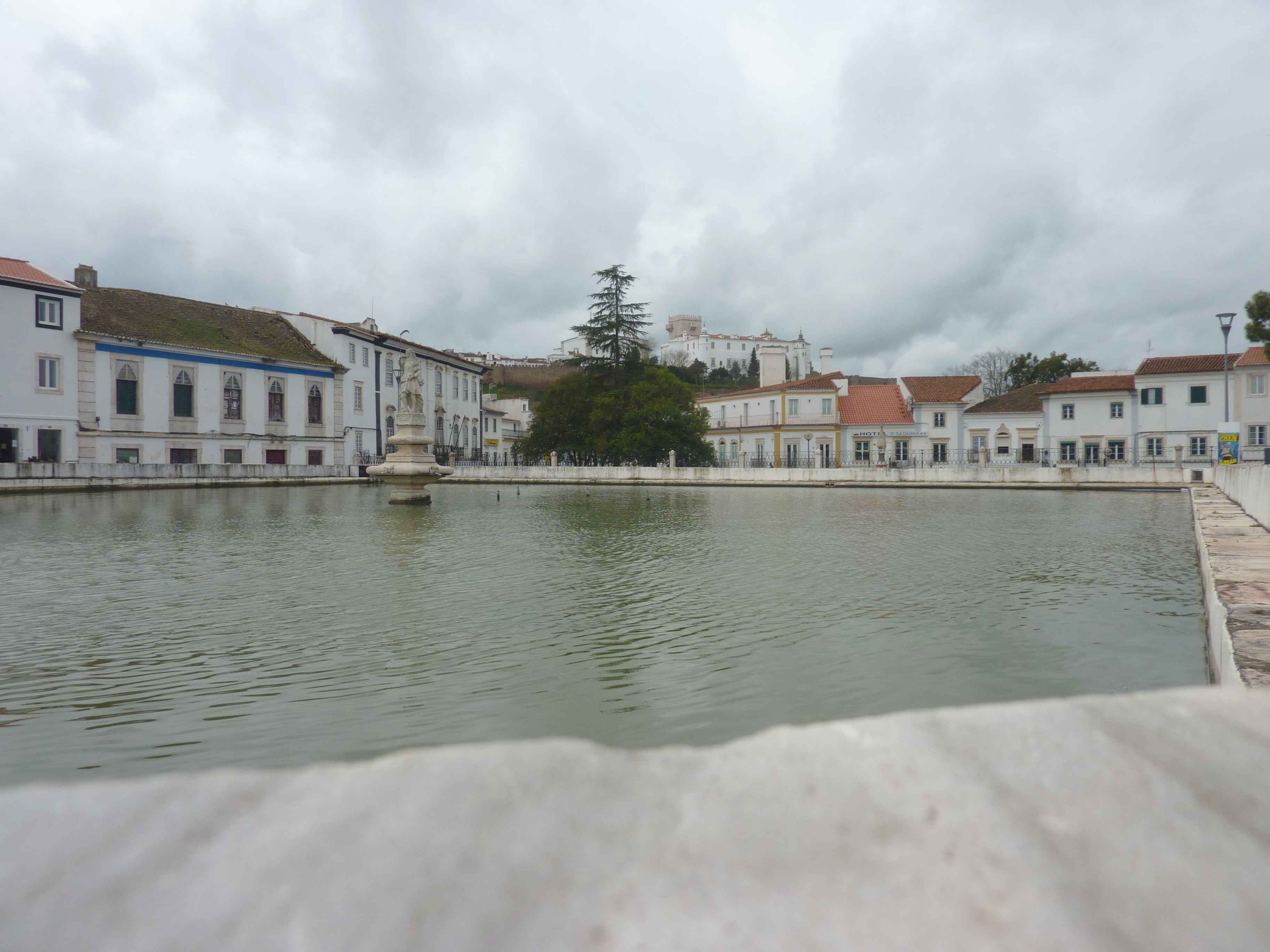 Photos de Statue Et Chateau Sur Le Plan D Eau Dans Le Bas De La Ville De Estremoz Au Portugal