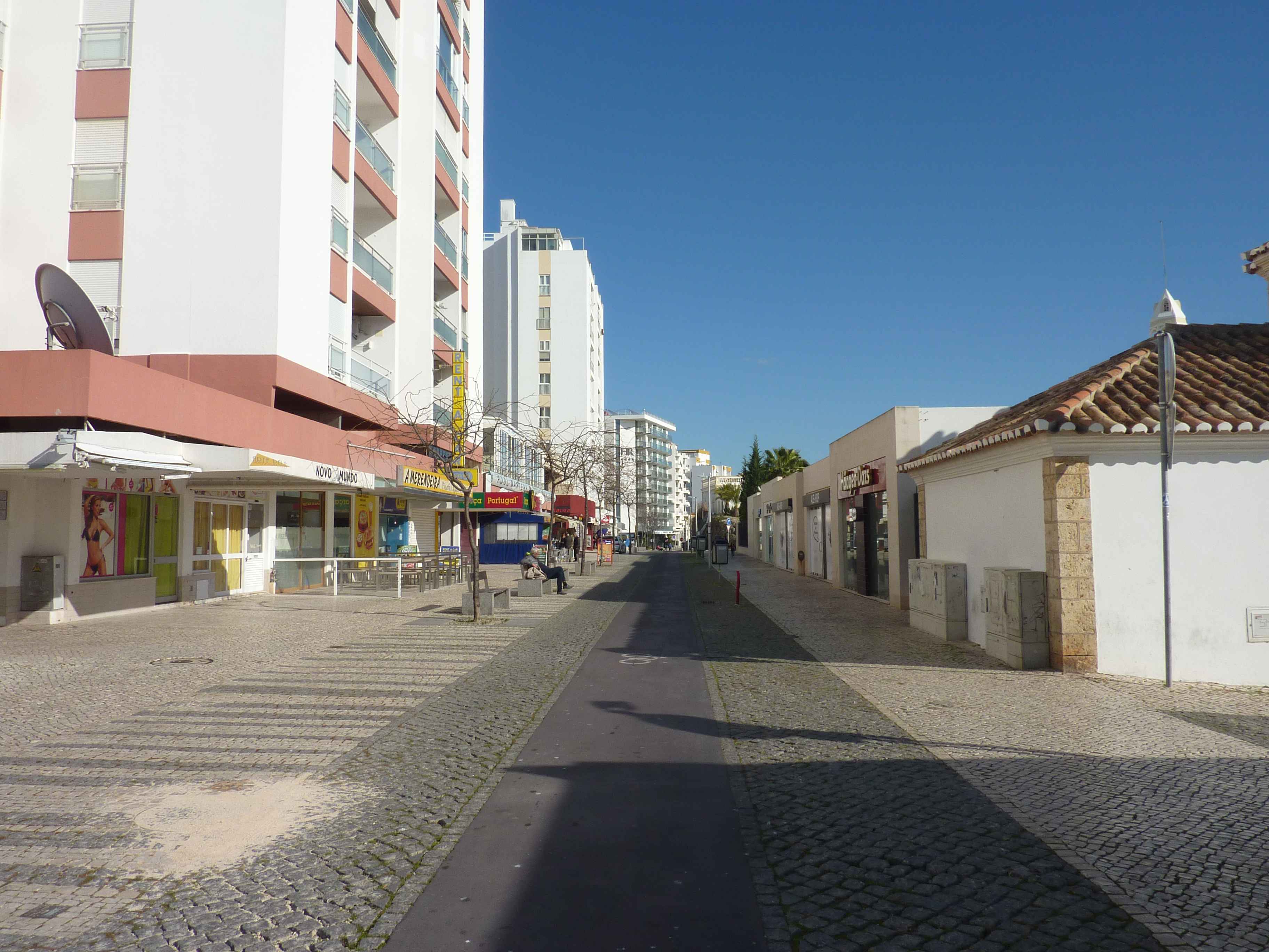 Rue Pour Pietons Et Cyclistes Le Bord De Mer En Algarve